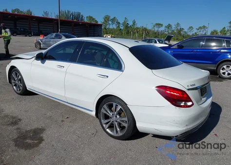 2016 Mercedes-Benz C 300 Luxury/Sport z USA, uszkodzony, nr VIN 55SWF4JB3GU155524